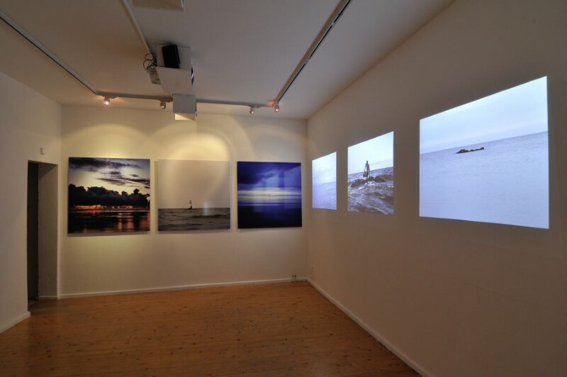 Antti Laitinen: It's my Island, 2007., 3 Colorprints auf Dibond, 3 Videoprojektionen 9:42 min. / 1:58 min. / 11:15 min., Leihgaben des Künstlers.
