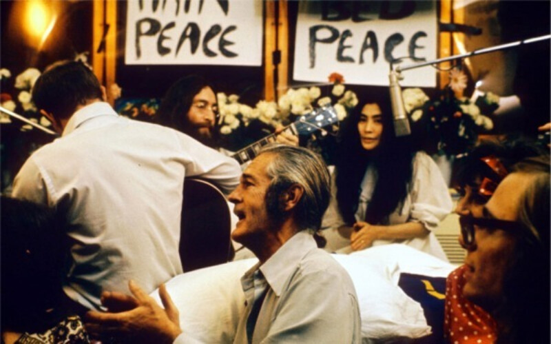 "Give peace a chance" als Credo des Idealen am 8.10., © Roy Kerwood