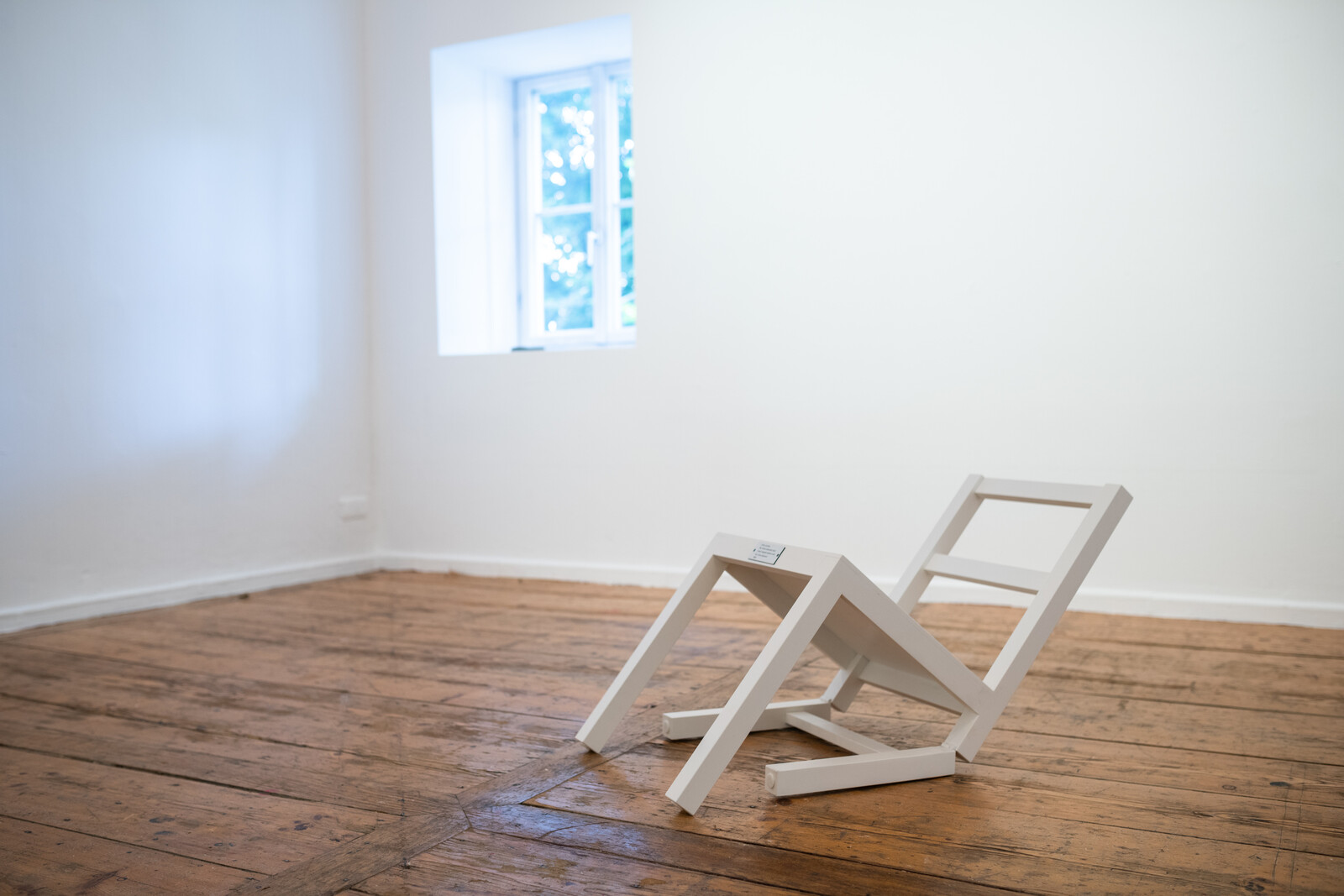 Timm Ulrichs: Der erste sitzende Stuhl (nach langem Stehen sich zur Ruhe setzend), Thomas Müller