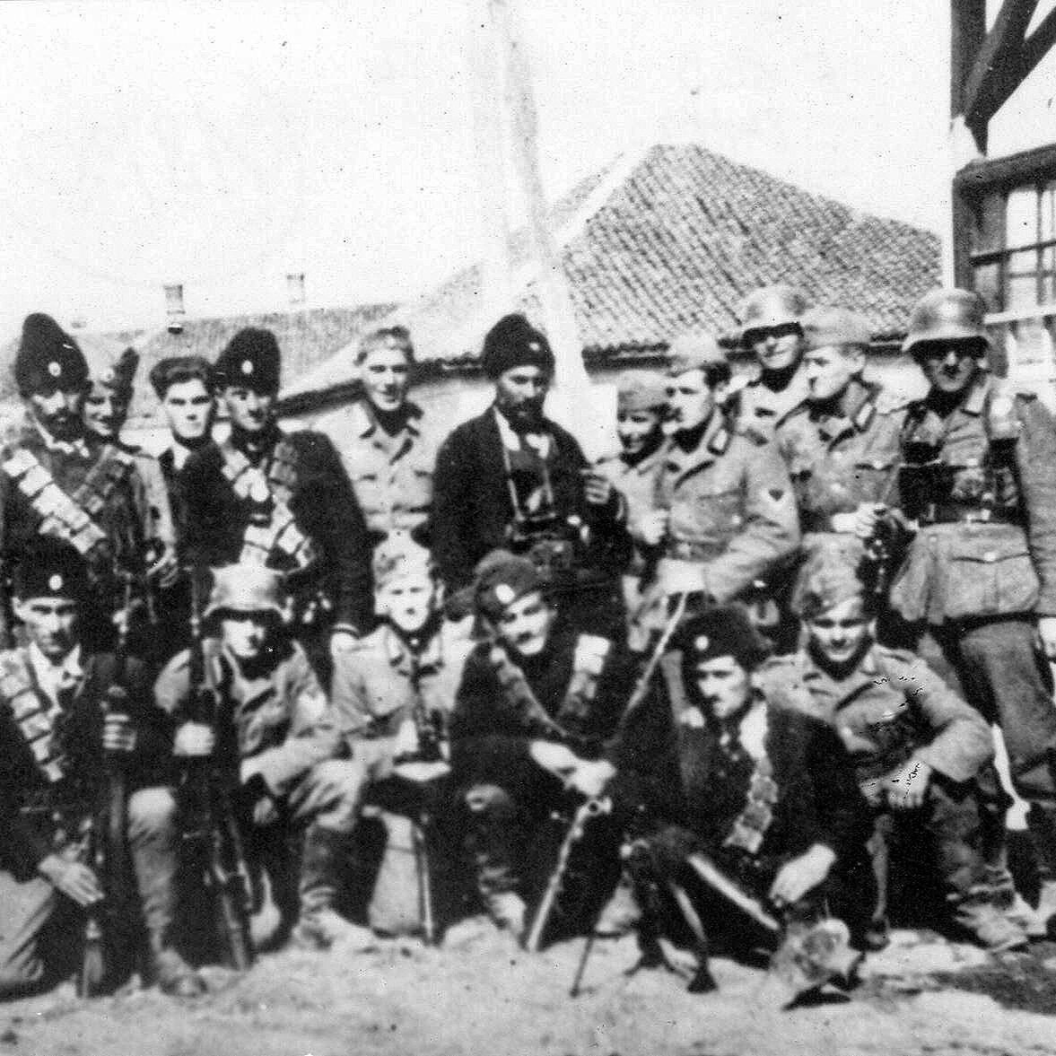A group of Chetniks pose with German soldiers in an unidentified village in Serbia, Quelle: United States Holocaust Memorial Museum