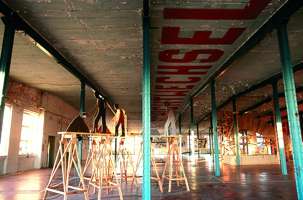 Ausstellungsansicht Schichtwechsel, HALLE 14 Leipzig, 2004.