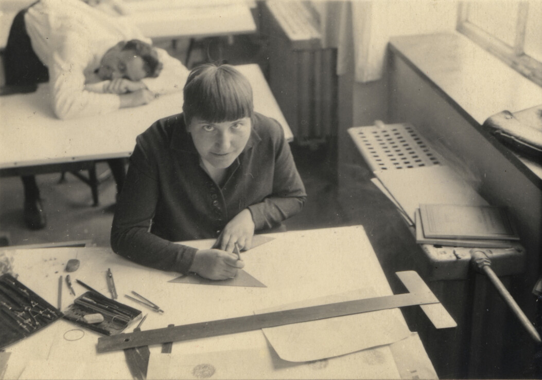 Lotte Beese als Architektur-Studentin am Bauhaus Dessau, um 1928, https://de.wikipedia.org/wiki/Lotte_Stam-Beese