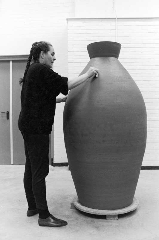 Raya Redlich, רעיה-רדליך, https://www.benyaminiceramics.org/en/ceramic-galleries/past-exhibitions/2017-2/mr-lemon-i-am-a-plate/