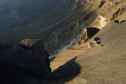 Paul Hessels Tambora Crater Rim, https://www.flickr.com/photos/paulzpicz/2597591180
